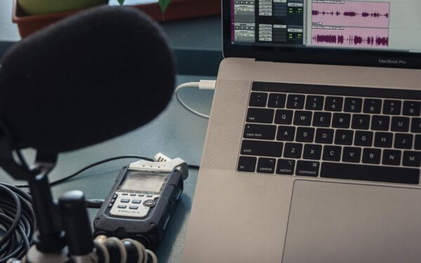 AI per la voce: come migliorare lavoro, studio e vita quotidiana con gli strumenti vocali intelligenti