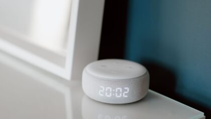 AI vocale per tutti: esempi pratici per parlare con la tecnologia in modo utile e sicuro