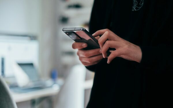 Assistenti AI sullo smartphone: come trasformarli in uno strumento concreto per la vita quotidiana