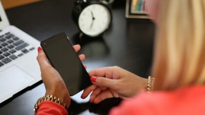 Come gestire il tempo online in modo sano: strategie pratiche per non farsi risucchiare dallo schermo