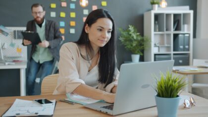 Come impostare limiti digitali sani sul lavoro per proteggere attenzione ed energia