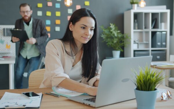 Come impostare limiti digitali sani sul lavoro per proteggere attenzione ed energia