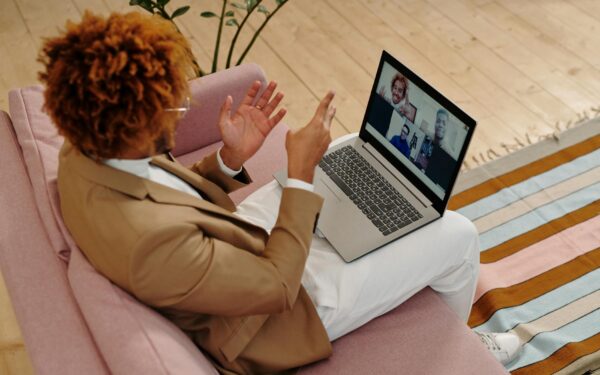 Come proteggere la tua privacy nelle videoconferenze online in modo semplice e concreto