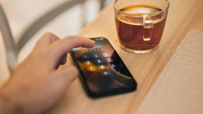 Come riconoscere e bloccare le app spia sullo smartphone