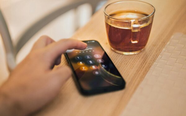 Come riconoscere e bloccare le app spia sullo smartphone