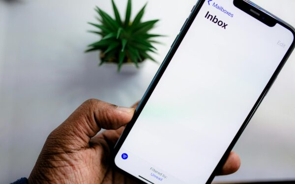 Come riconoscere email e messaggi truffa e proteggere la tua vita digitale ogni giorno