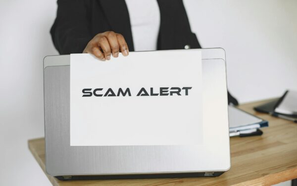 Come riconoscere un sito web falso: segnali chiari per navigare con più sicurezza