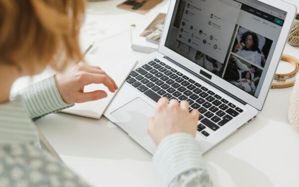 Come ridurre il tempo davanti allo schermo senza rinunciare alla tecnologia