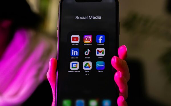 Come usare i social network in modo sano: strategie semplici per restare connessi senza esaurirsi