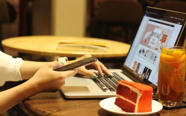 Come usare il Wi-Fi pubblico in modo più sicuro: guida semplice per viaggiare e lavorare ovunque