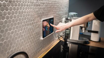 Come usare un vecchio tablet in casa come pannello di controllo smart utile ogni giorno