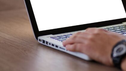 Commenti online più sereni: come discutere in rete senza litigare ogni volta
