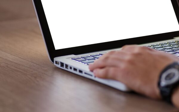 Commenti online più sereni: come discutere in rete senza litigare ogni volta