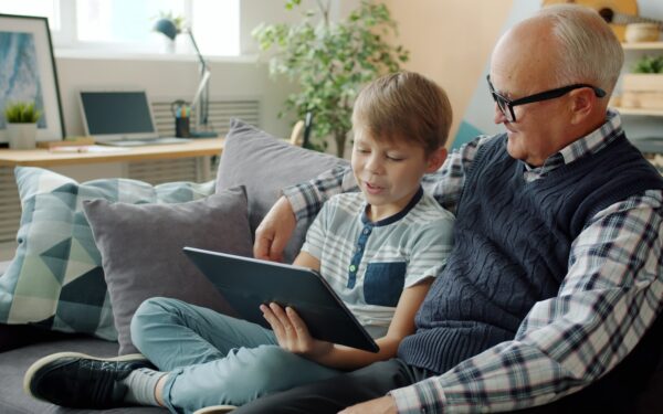 Controllo genitori e tecnologia: come creare regole digitali serene in famiglia