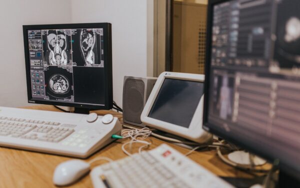 Deepfake e truffe online: come non farti manipolare dalle immagini e dai video falsi