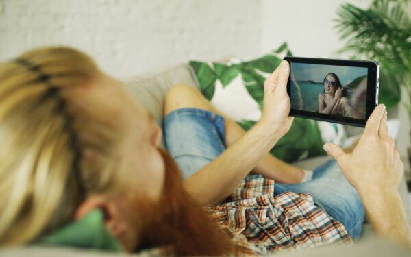 Deepfake e video manipolati spiegati semplice: come non farti ingannare online