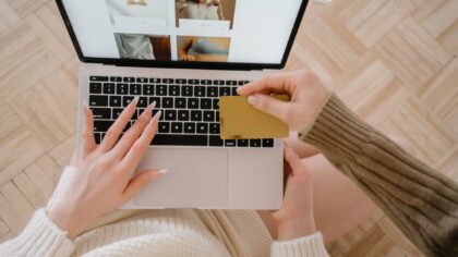 Finti negozi online e truffe e-commerce: come riconoscerli prima di inserire la carta