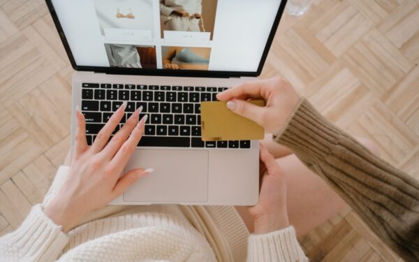 Finti negozi online e truffe e-commerce: come riconoscerli prima di inserire la carta