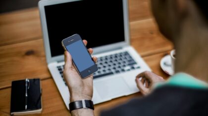 Impronta digitale online: che cos’è, perché conta e come limitarla nella vita quotidiana