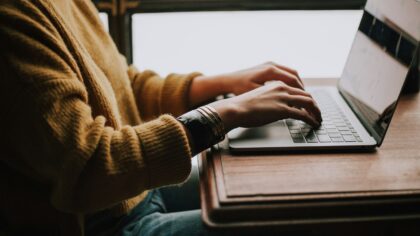 Intelligenza artificiale e disinformazione online: come difendersi ogni giorno