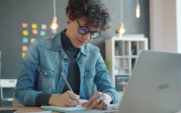 Intelligenza artificiale e lavoro d’ufficio: come ridurre la burocrazia digitale senza perdere il controllo