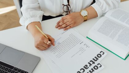 Intelligenza artificiale per documenti burocratici: come farti aiutare a capire moduli, contratti e lettere ufficiali