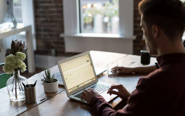 Intelligenza artificiale per email e messaggi: come scrivere comunicazioni più chiare e professionali