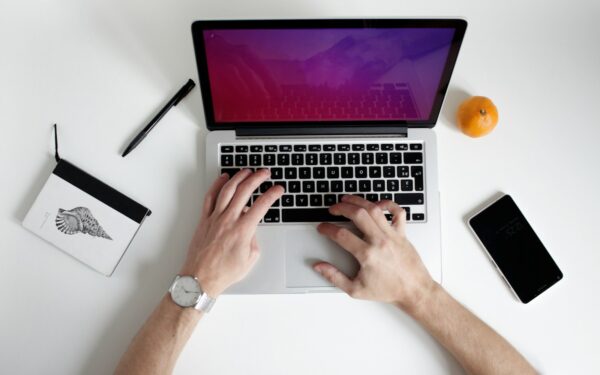 Intelligenza artificiale per la creatività quotidiana: come usarla senza spegnere le idee