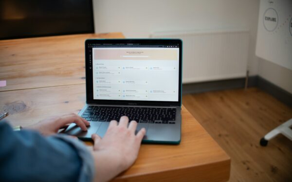Intelligenza artificiale per la scrittura professionale: come migliorare testi, mail e documenti restando credibili