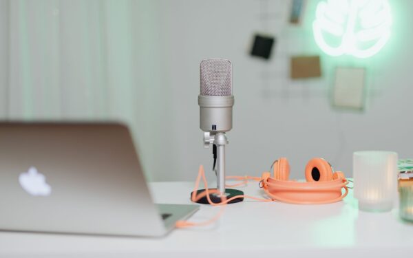 Intelligenza artificiale per la voce: cosa puoi farci oggi e come restare in controllo