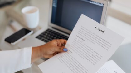 Intelligenza artificiale per leggere contratti e documenti lunghi: come farlo in modo sicuro e sensato