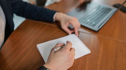 Intelligenza artificiale per riunioni più efficaci: come usarla per prepararti meglio, prendere decisioni e fare follow-up