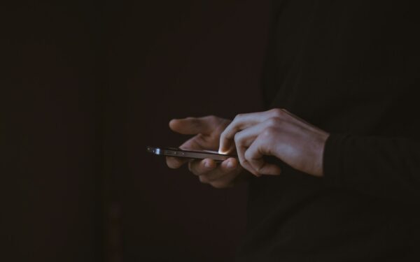 Phishing via SMS e WhatsApp: come riconoscerlo e proteggersi senza farsi prendere dal panico