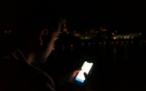 Routine digitale serena per la sera: come staccare dagli schermi e dormire meglio