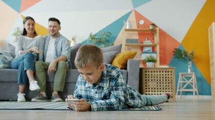 Tecnologia e bambini piccoli: come introdurre gli schermi nei primi anni in modo sereno