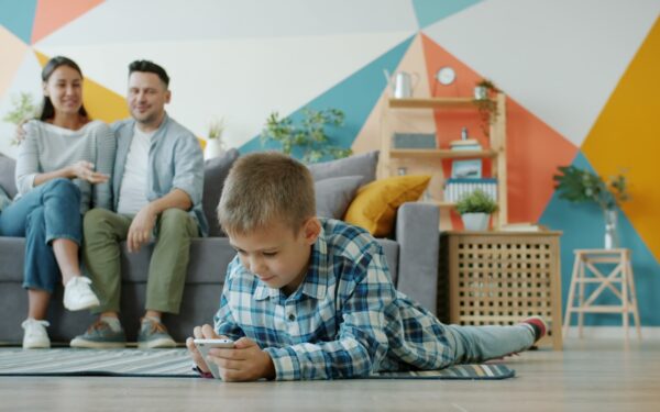 Tecnologia e bambini piccoli: come introdurre gli schermi nei primi anni in modo sereno