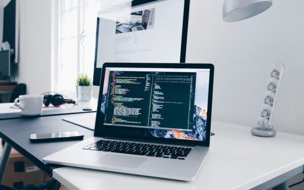 Tracciamento online spiegato semplice: cosa succede ai tuoi dati e come limitarlo davvero
