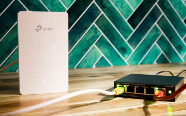 Wi-Fi 6 e Wi-Fi 6E spiegati bene: cosa cambia davvero a casa e in ufficio