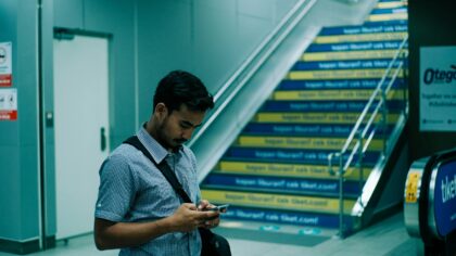 Checklist digitale per i viaggi: come preparare smartphone e app prima di partire