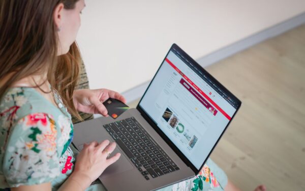 Come difendere i tuoi dati durante gli acquisti online senza diventare paranoico
