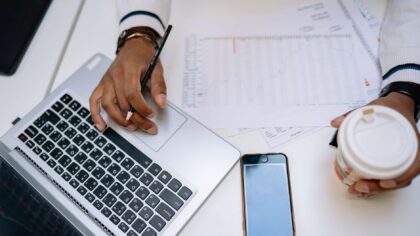 Come leggere le recensioni online in modo intelligente e riconoscere quelle inaffidabili