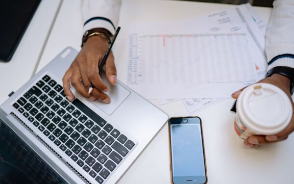 Come leggere le recensioni online in modo intelligente e riconoscere quelle inaffidabili