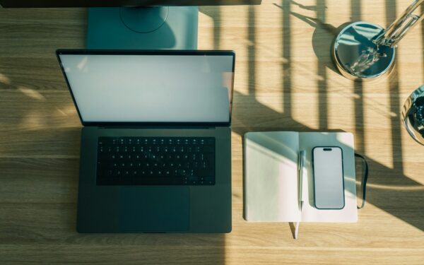 Come organizzare la vita digitale online senza perdersi tra file, link e app