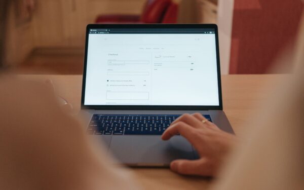 Come riconoscere un sito falso prima di inserire i tuoi dati: segnali chiari e controlli facili