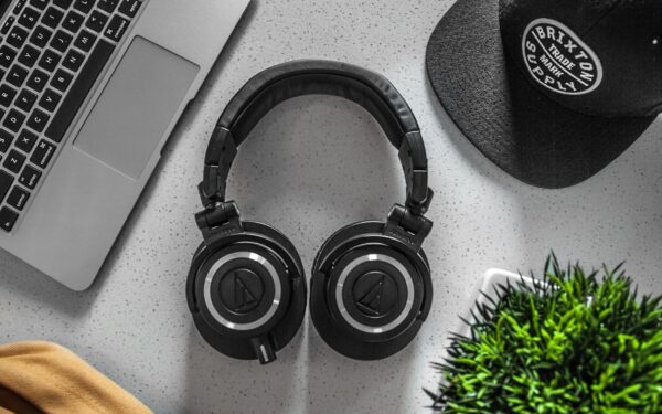 Come scegliere cuffie e auricolari per il lavoro e la vita quotidiana senza perdersi tra le sigle