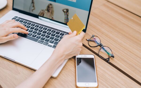 Come tenere sotto controllo gli abbonamenti digitali e smettere di pagare servizi che non usi
