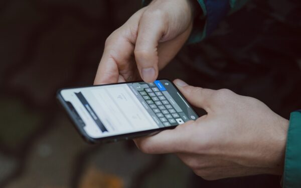 Finti corrieri e pacchi inesistenti: come riconoscere le truffe di consegna e difendere i tuoi dati