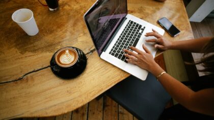 Intelligenza artificiale e decisioni quotidiane: come farti aiutare senza perdere il controllo