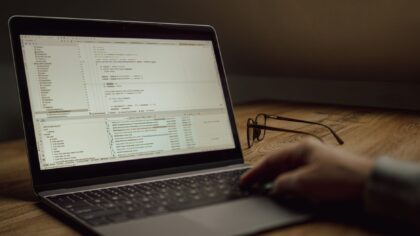 Intelligenza artificiale per la programmazione quotidiana: come farti aiutare sul codice in modo utile e responsabile