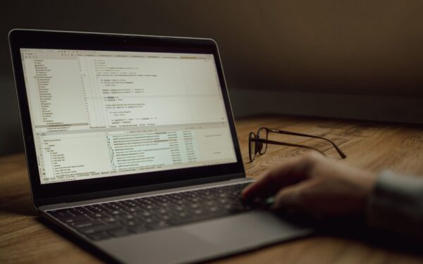 Intelligenza artificiale per la programmazione quotidiana: come farti aiutare sul codice in modo utile e responsabile